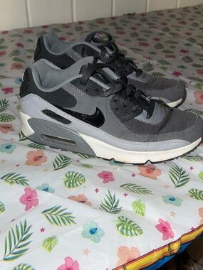 Nike Kids Gray and Black Athletic Sneakers💜